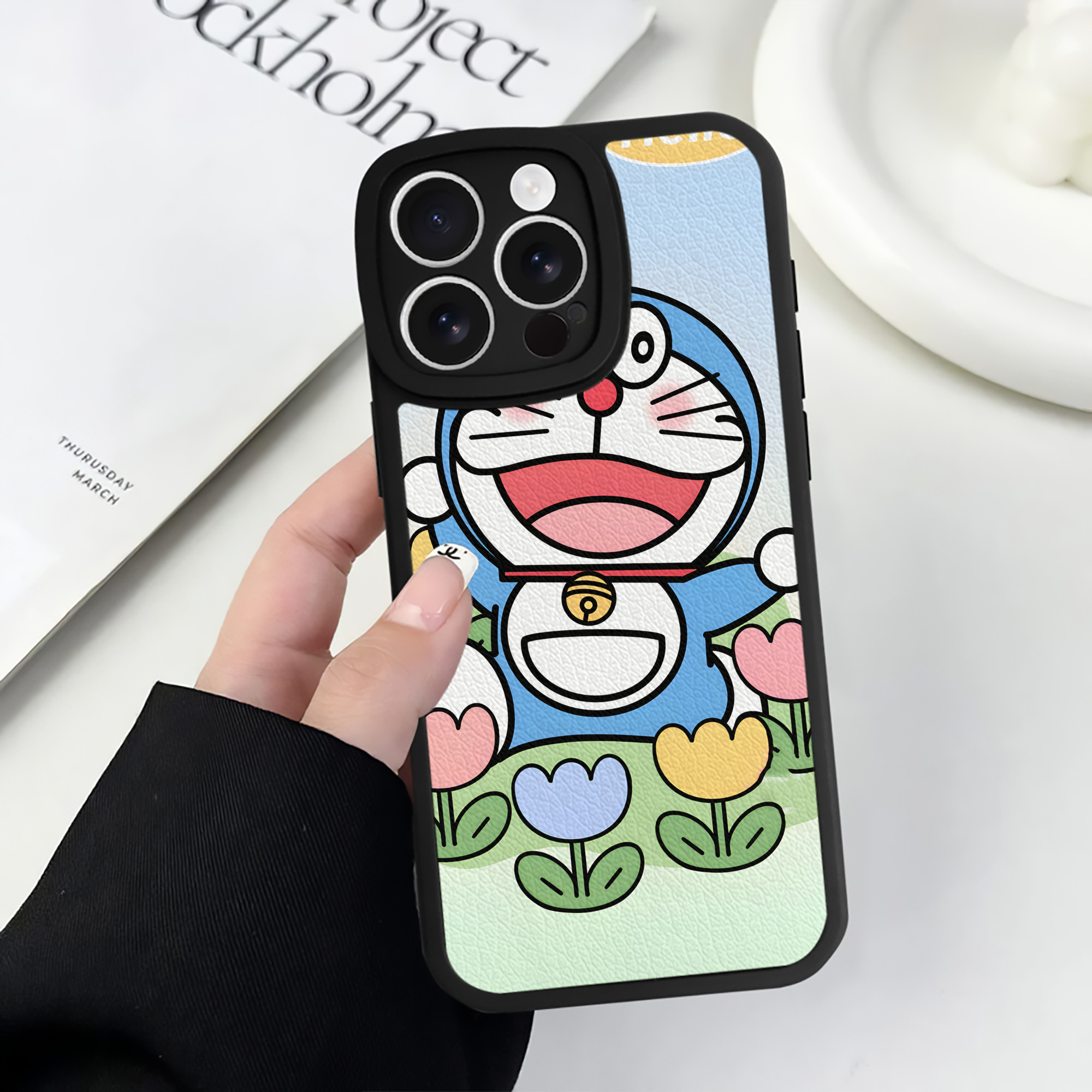 （画像用） ドラえもん Doraemon 【iPhone 16シリーズ対応】シリコンスマホケース（レザー調） 材質：シリコン